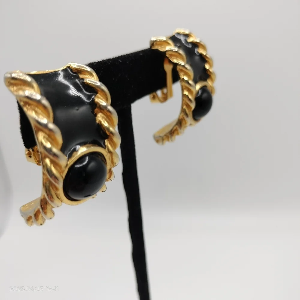 Women's Swirl Gold Tone and Black Enamel Clip On Earrings Luxury Formal Classic - Picture 4 of 11